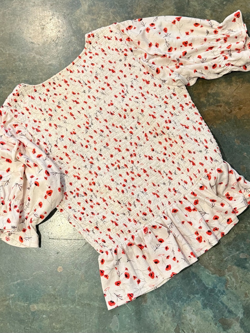 MELLODAY White Smocked Top with Red Floral Print